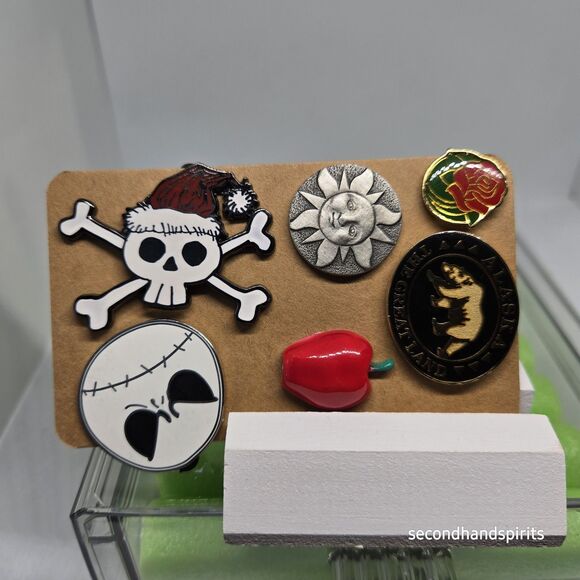 Lot of 18 Vintage Brooches Tac Pins Wide Variety Plastic Metal Wood Patriotic - Picture 4 of 14